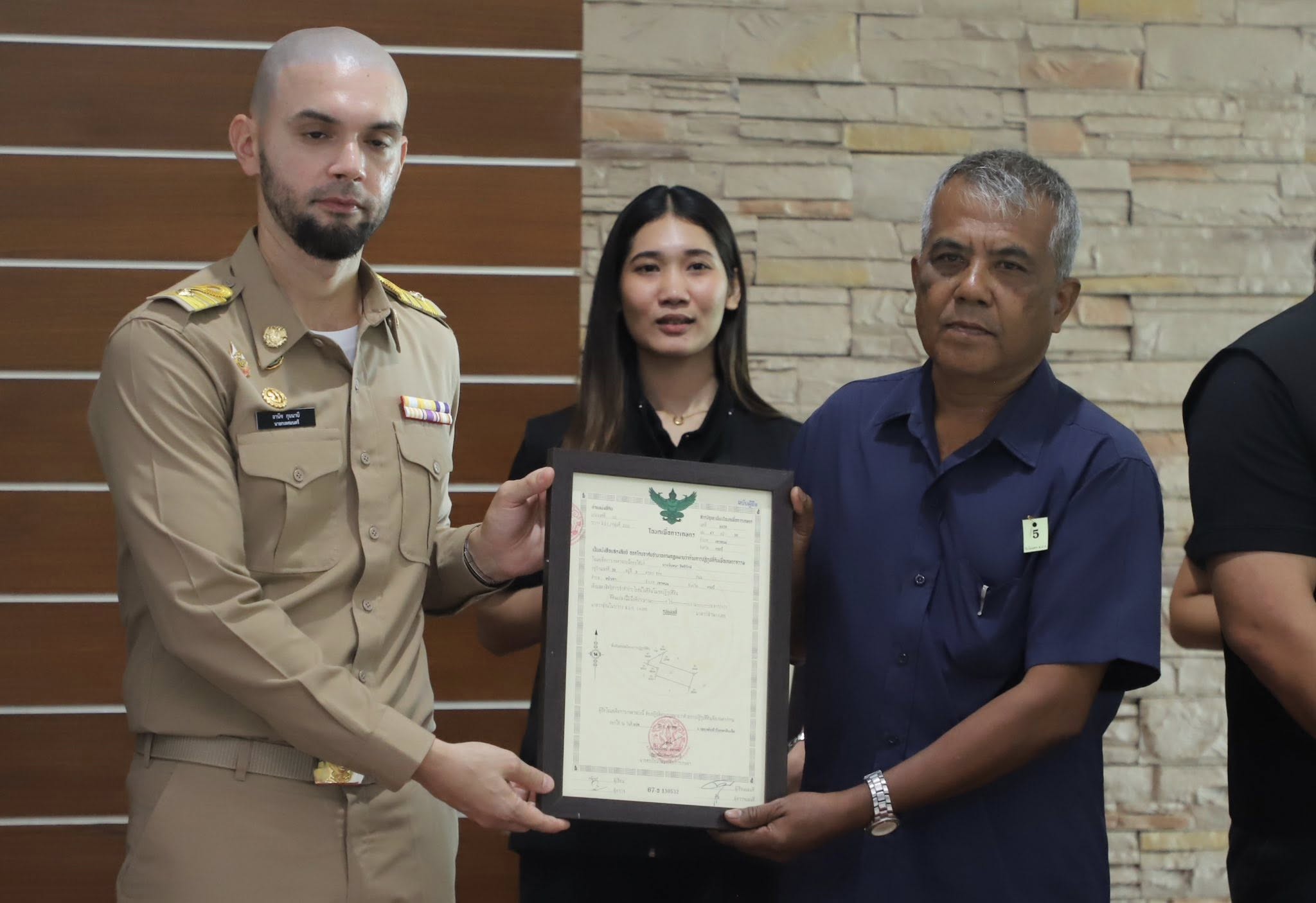 title - รมช.เกษตรฯ มอบโฉนดเพื่อการเกษตร โฉนดต้นไม้ ยกระดับที่ดินทำกินในกระบี่ หนุนเกษตรกรเข้าถึงแหล่งทุน